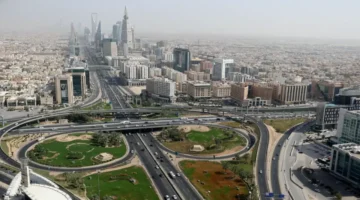 بـ 20 ألف ريال.. عقوبات رادعة ضد 689 مخالفًا لنقل الركاب في السعودية